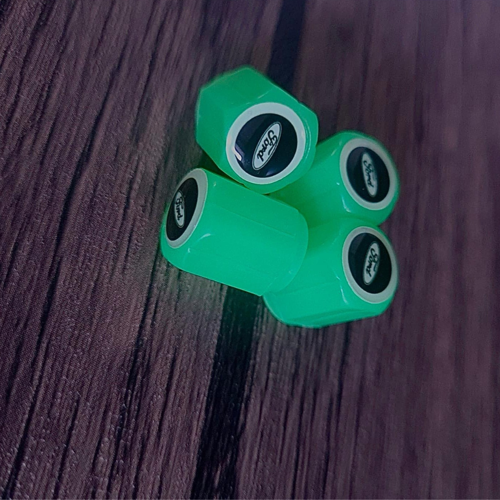 Set 4 Pokrovov Za Kolesa s Fosforescentnim Logotipom