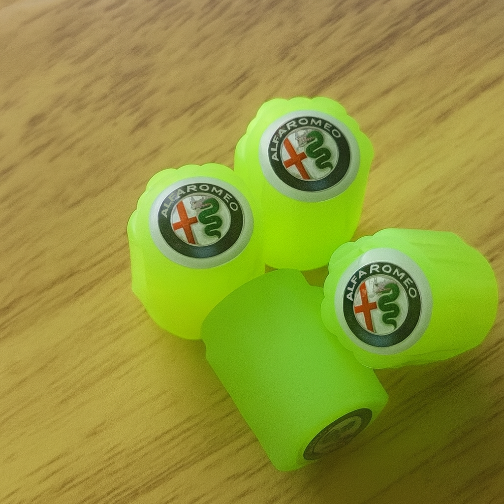 Set 4 Pokrovov Za Kolesa s Fosforescentnim Logotipom