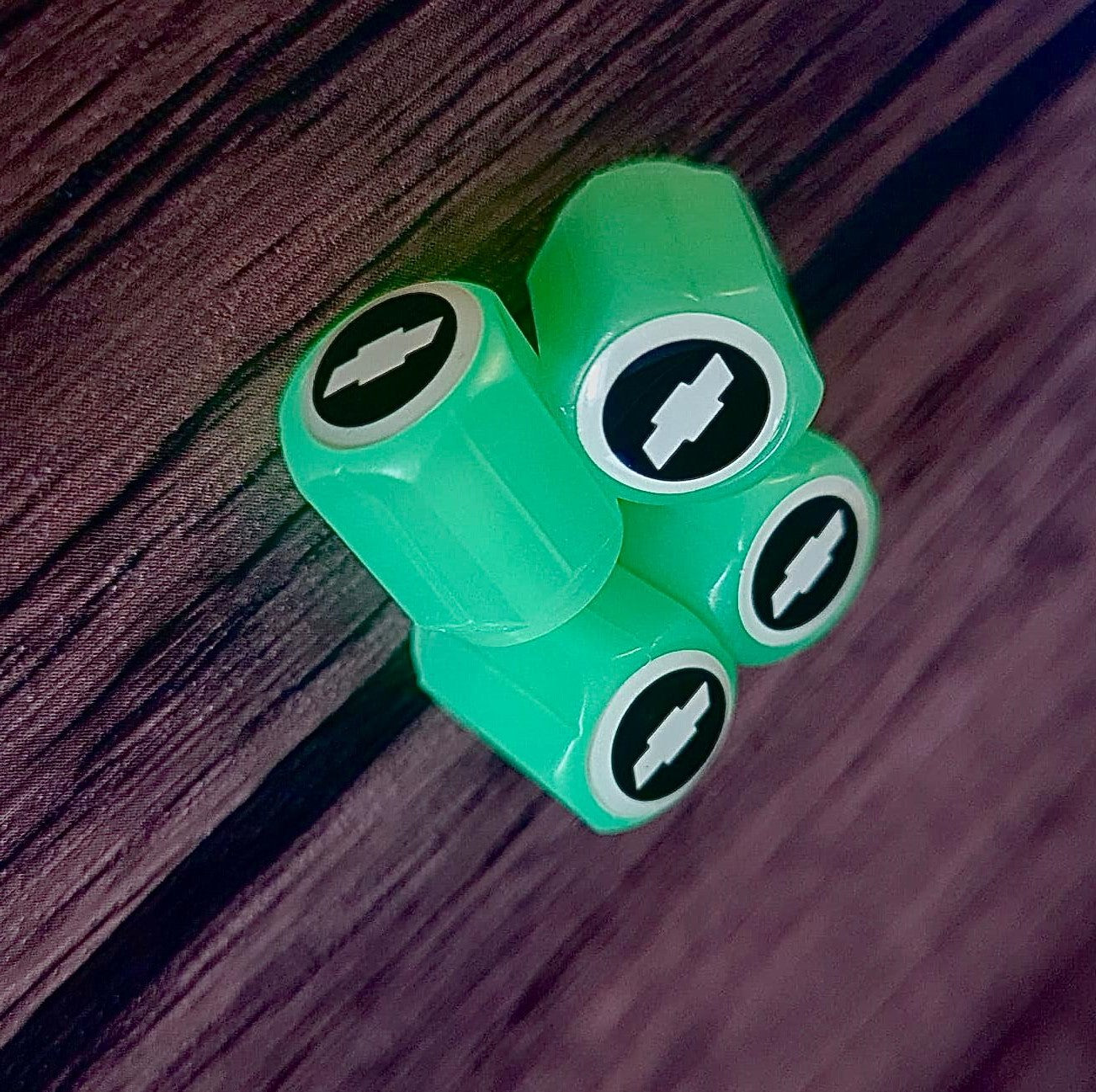 Set 4 Pokrovov Za Kolesa s Fosforescentnim Logotipom